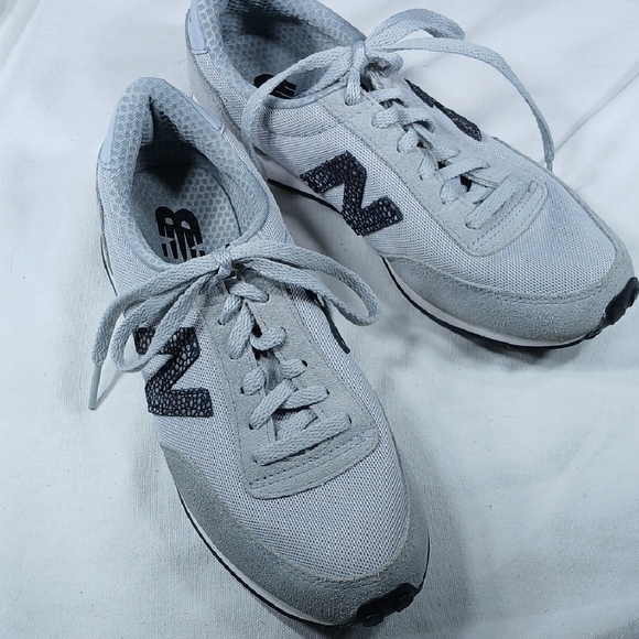 New Balance Shoes - New Balance Women's Light Gray and Black Mesh Running Sneakers size 6.5